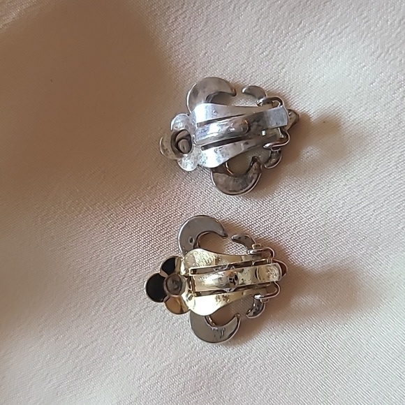 Fleur de lis clip on earrings - Picture 2 of 3